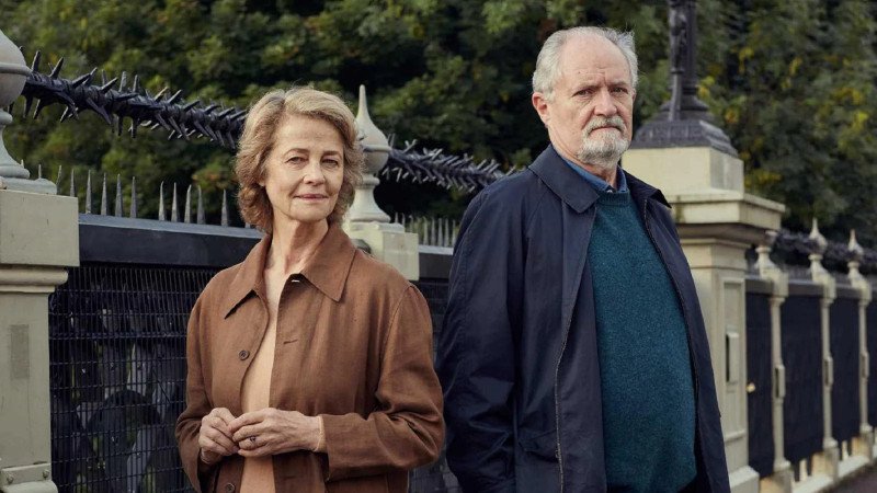 Charlotte Ramplinge e Jim Broadbent sono Veronica Ford eTony Webster