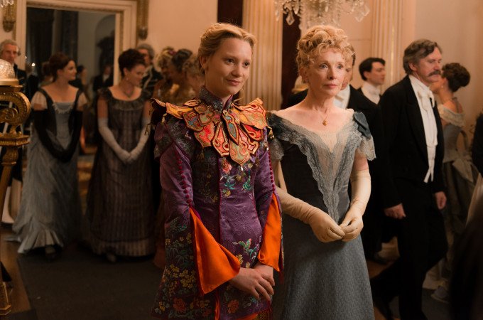Mia Wasikowska e Lindsay Duncan sono Alice e Lady Kingsleigh