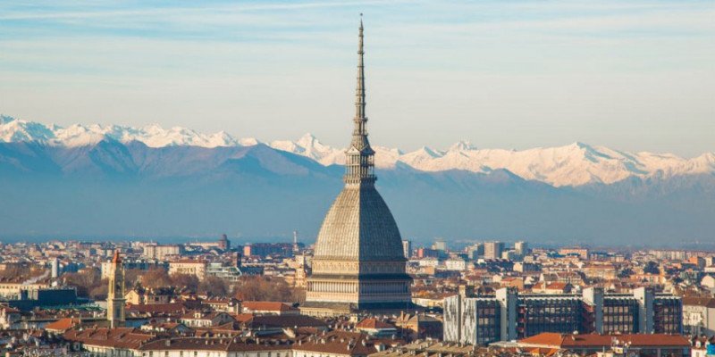 La Mole Antonelliana - Uno dei monumenti simbolo di Torino La Mole Antonelliana - Uno dei monumenti simbolo di Torino