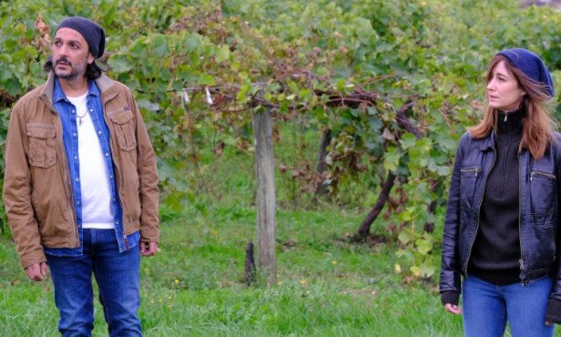 Il film Delitto a Cognac stasera in prima tv su Top Crime e in streaming su Mediaset Infinity