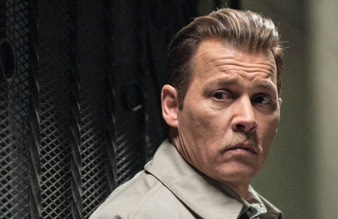 Johnny Depp interpreta l'investigatore Russell Poole Johnny Depp interpreta l'investigatore Russell Poole