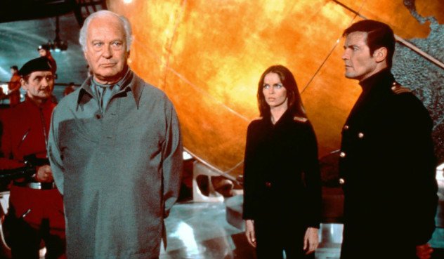 Barbara Bach, Curd Jurgens e Roger Moore Barbara Bach, Curd Jurgens e Roger Moore