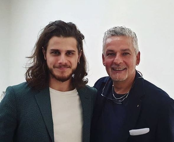 Roberto Baggio con Andrea Arcangeli, l'attore che lo interpreta nel film Il Divin Codino Roberto Baggio con Andrea Arcangeli, l'attore che lo interpreta nel film Il Divin Codino