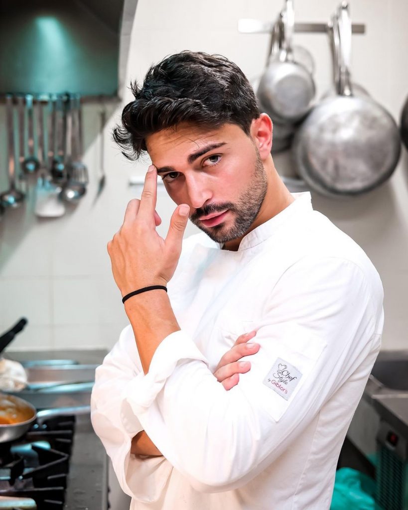 Davide Donadei nella cucina del suo ristorante