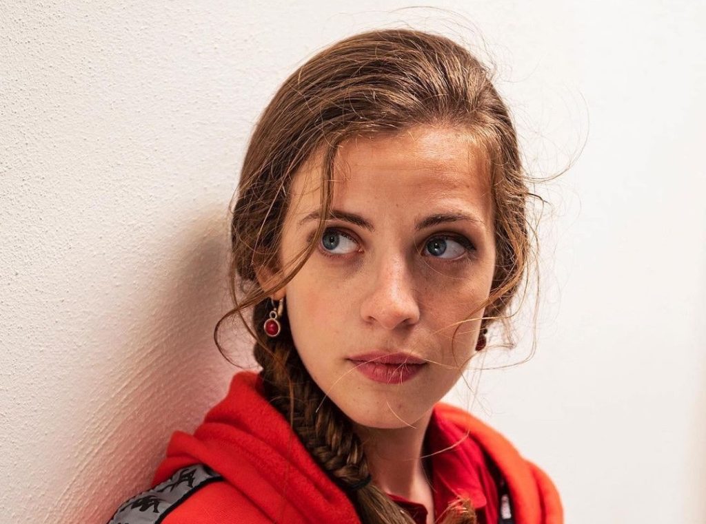 Chi è Laura Adriani, l'attrice di Resta con me Chi è Laura Adriani, l'attrice di Resta con me