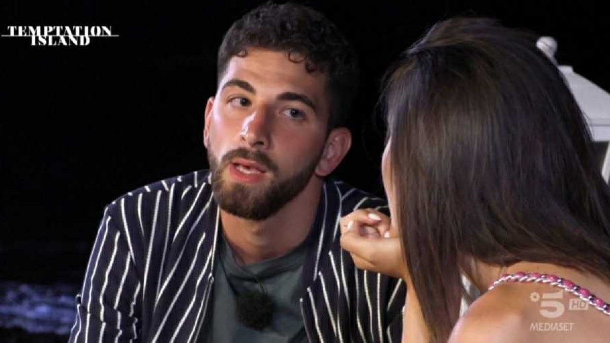 Gabriela e Giuseppe durante il falò di confronto a Temptation Island 2023 Gabriela e Giuseppe durante il falò di confronto a Temptation Island 2023