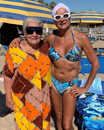 Maria Michela Guadagno e sua figlia Vladimir Luxuria al mare147571361268871 5504358973760494165 n Maria Michela Guadagno e sua figlia Vladimir Luxuria al mare
