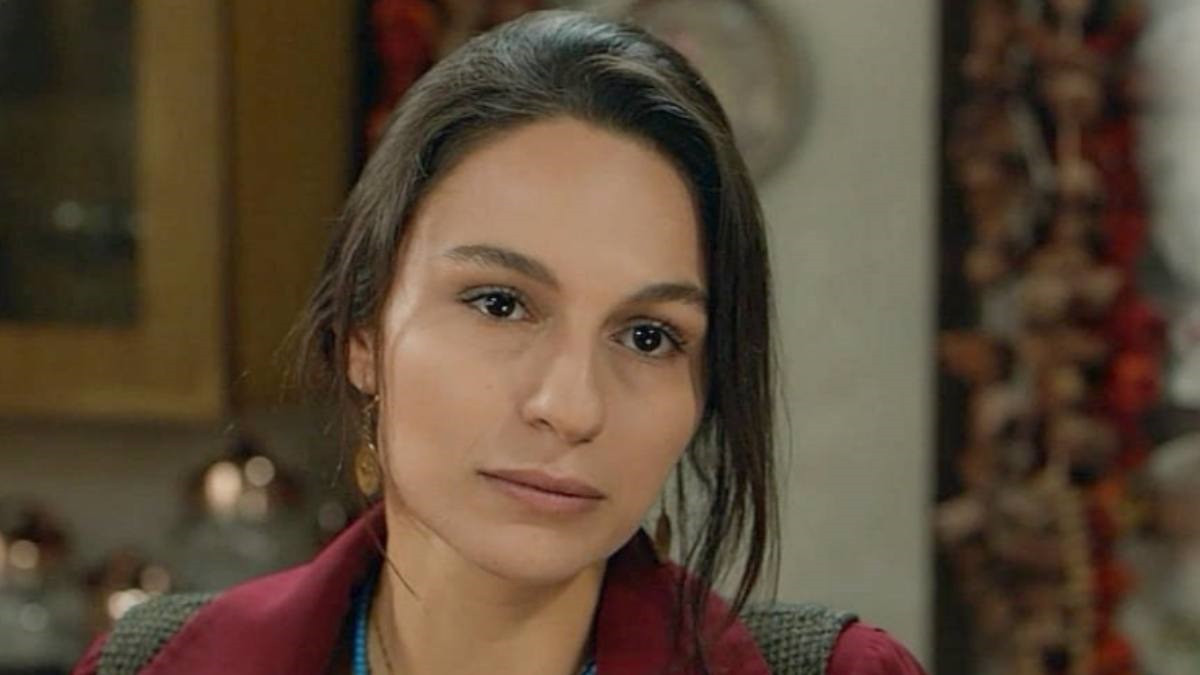 Selin Yeninci nei panni di Saniye in Terra Amara Selin Yeninci nei panni di Saniye in Terra Amara