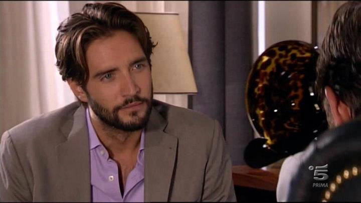 Alex Belli in CetoVetrine (frame Mediaset Infinity) Alex Belli in CentoVetrine (frame Mediaset Infinity)