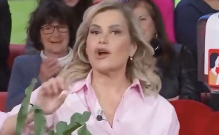 Simona Ventura con il viso paralizzato a Citofonare Rai 2 Simona Ventura con il viso paralizzato a Citofonare Rai 2