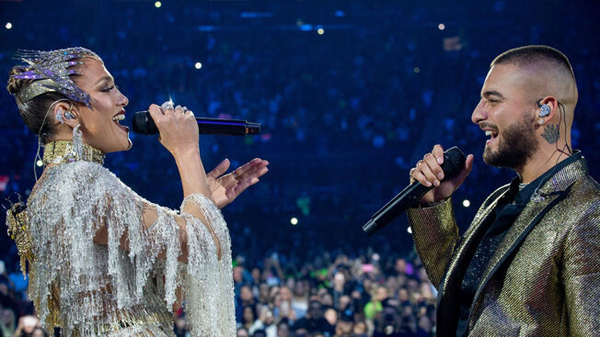 Jennifer Lopez e Maluma nel film Marry Me Sposami Jennifer Lopez e Maluma nel film Marry Me Sposami