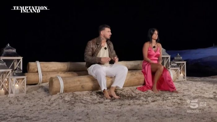 Temptation Island, Lino e Alessia durante il falò di confronto Temptation Island, Lino e Alessia durante il falò di confronto