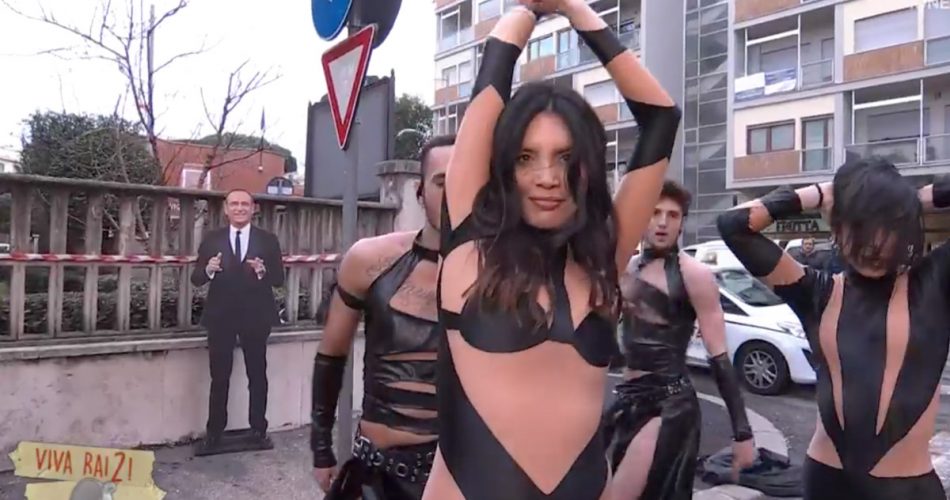 Viva Rai 2, video Ilenia Pastorelli, ballo sensuale da Fiorello Viva Rai 2, video Ilenia Pastorelli, ballo sensuale da Fiorello