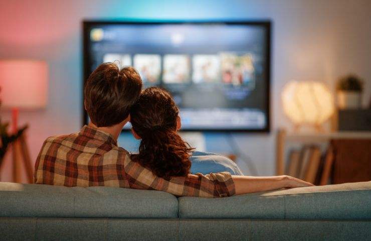 Coppia guarda TV