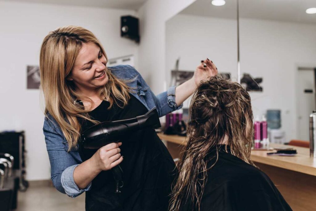 Ragazza dal parrucchiere, le fa la piega