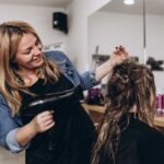 Ragazza dal parrucchiere, le fa la piega
