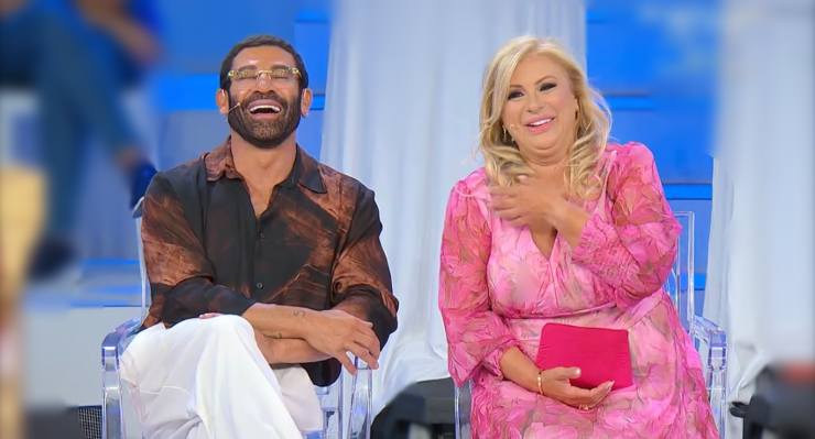 Gianni Sperti e Tina Cipollari ridono