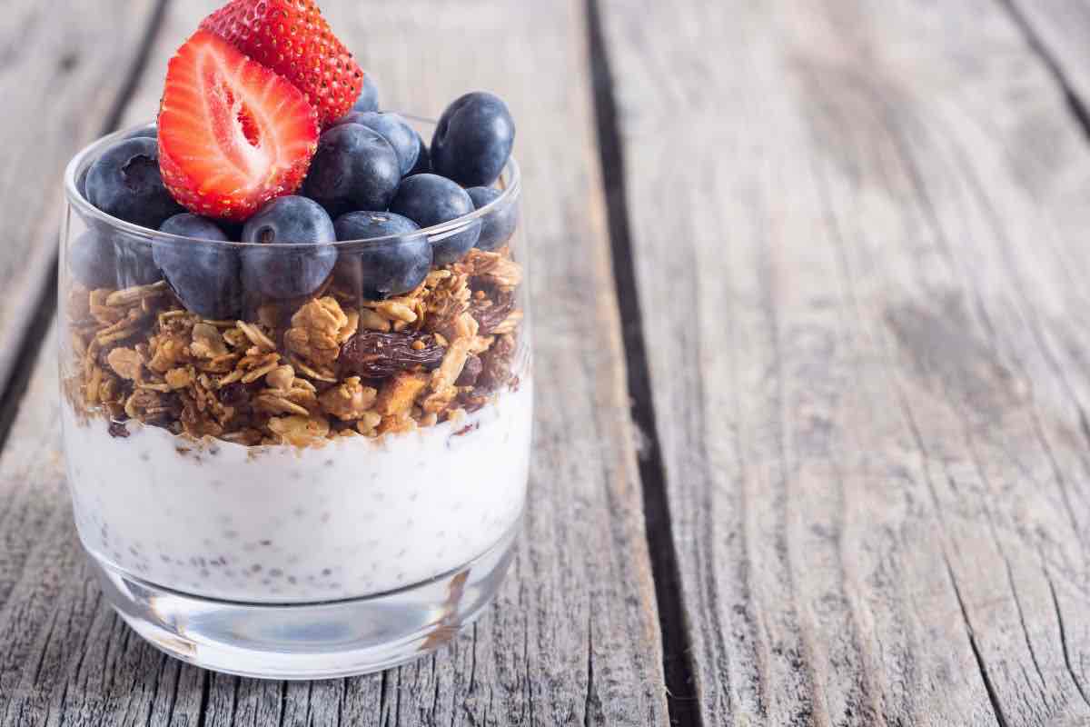 Bicchiere con yogurt e frutta