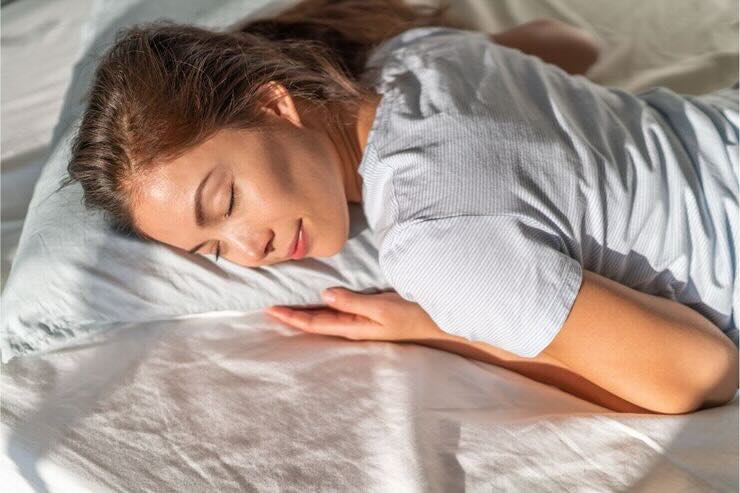 Donna dorme a pancia in giù