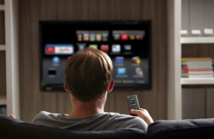 Uomo che guarda tv