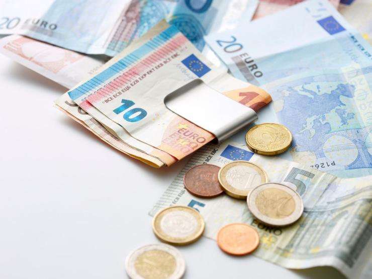 ferma soldi pieno di banconote e monete