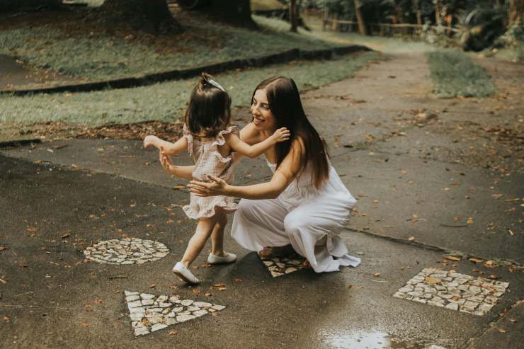 Madre insieme a sua figlia piccola