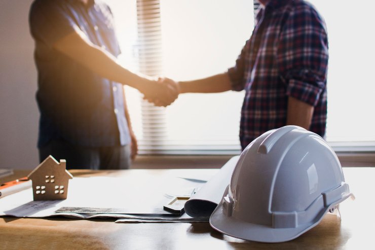 Proprietario e capo-cantiere si accordano