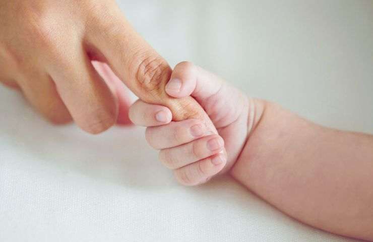 mano madre e bambino