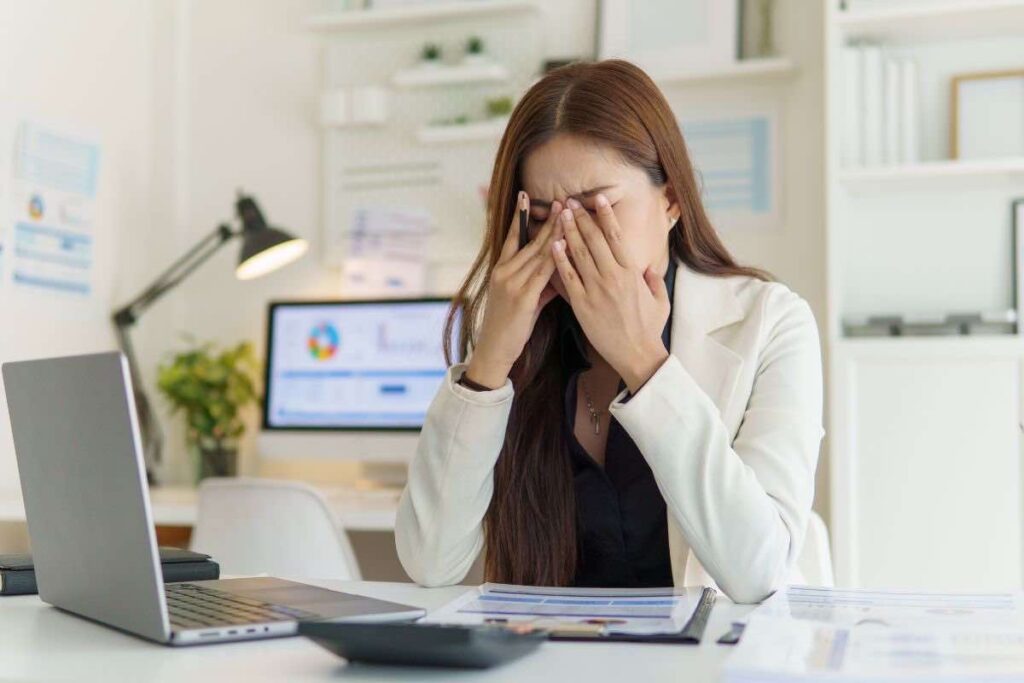 Donna seduta davanti scrivania