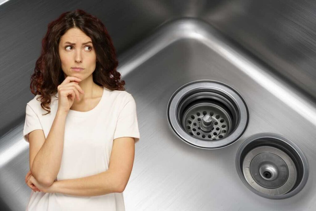 Lavandino opaco, donna pensierosa