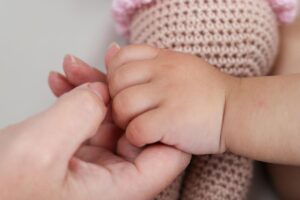 Madre tiene la mano di una neonata