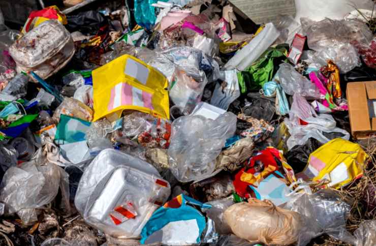 rifiuti misti alla discarica