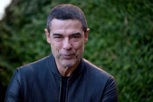 Alessandro Gasman con capelli corti che sorride