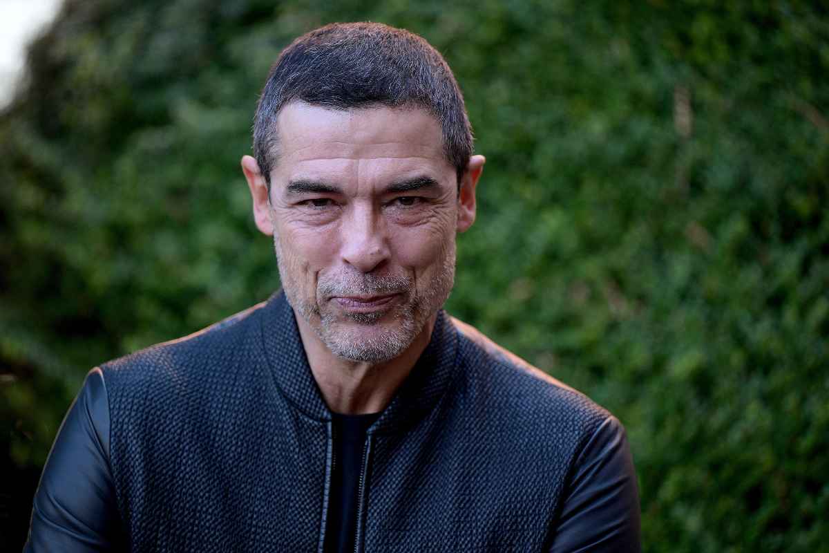Alessandro Gasman con capelli corti che sorride