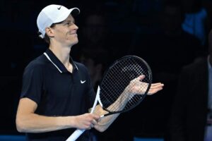 Jannik Sinner ‘inguaia’ De Martino. Perché Affari Tuoi stasera rischia il grande flop (RaiPlay)