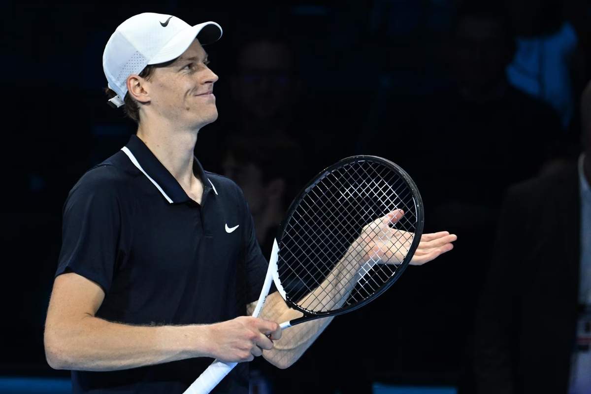 Jannik Sinner ‘inguaia’ De Martino. Perché Affari Tuoi stasera rischia il grande flop (RaiPlay)