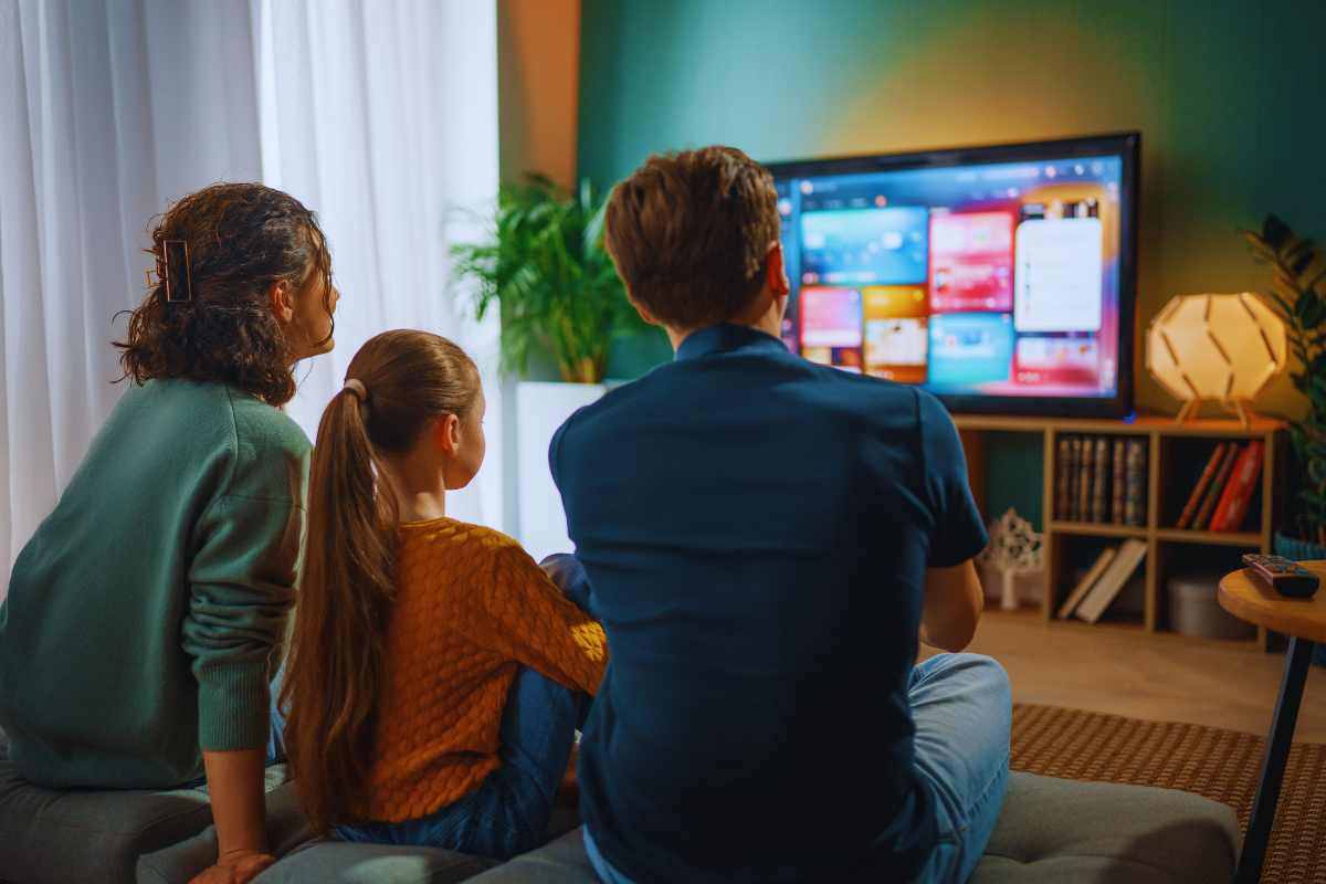 Famiglia che guarda la tv