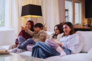 Famiglia che guarda la tv