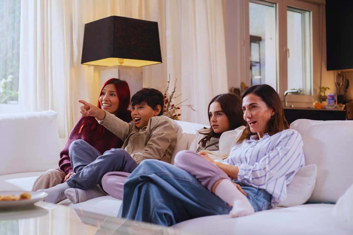 Famiglia che guarda la tv