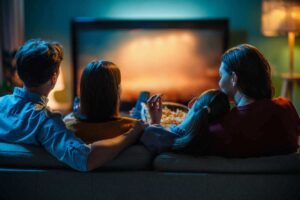 Famiglia che guarda la TV sul divano
