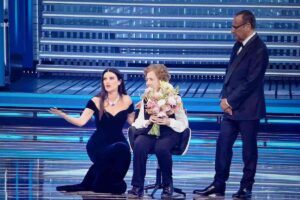 Laura Pausini e Carlo Conti sul palco di Sanremo con una ospite