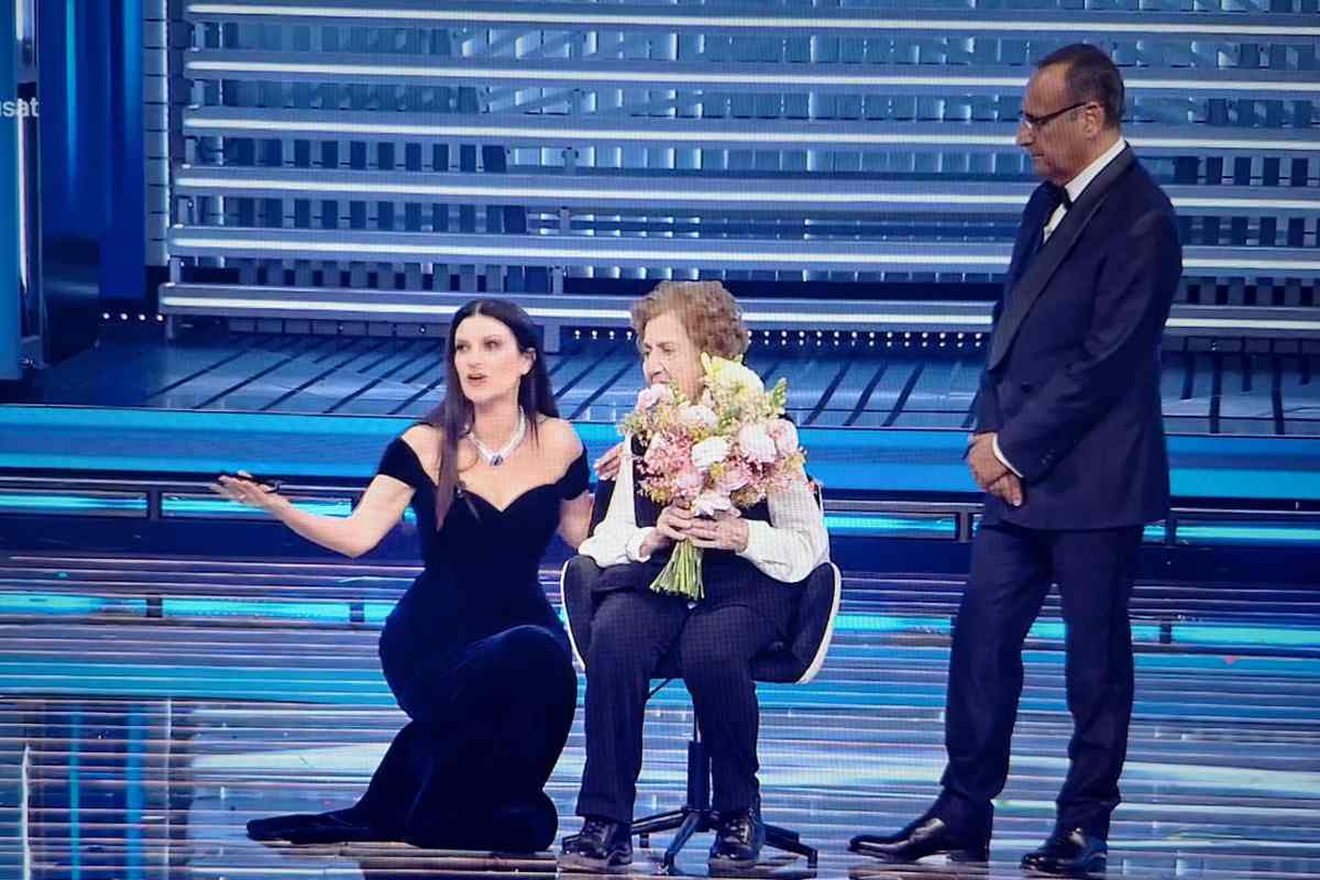 Laura Pausini e Carlo Conti sul palco di Sanremo con una ospite