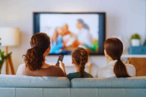 Famiglia che guarda la tv