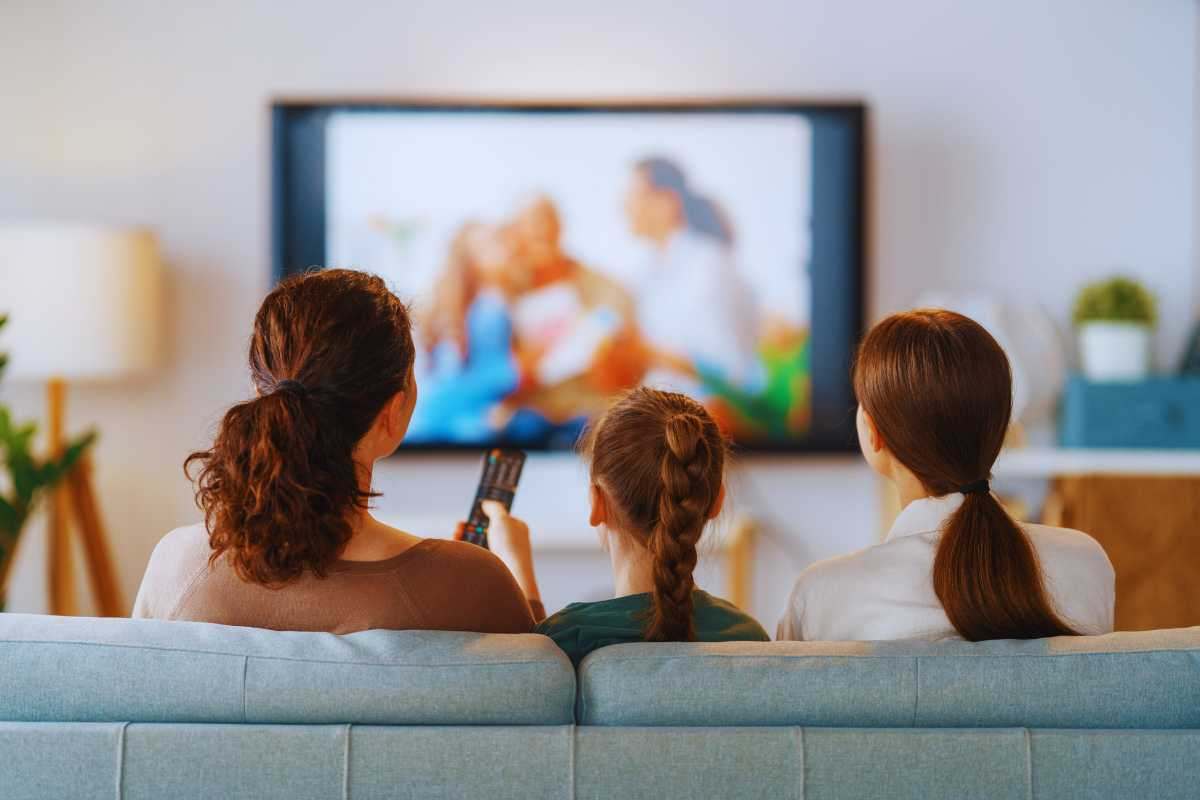 Famiglia che guarda la tv