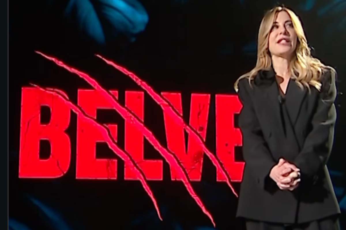 Francesca Fagnani in piedi alle sue spalle la scritta in rosso BELVE